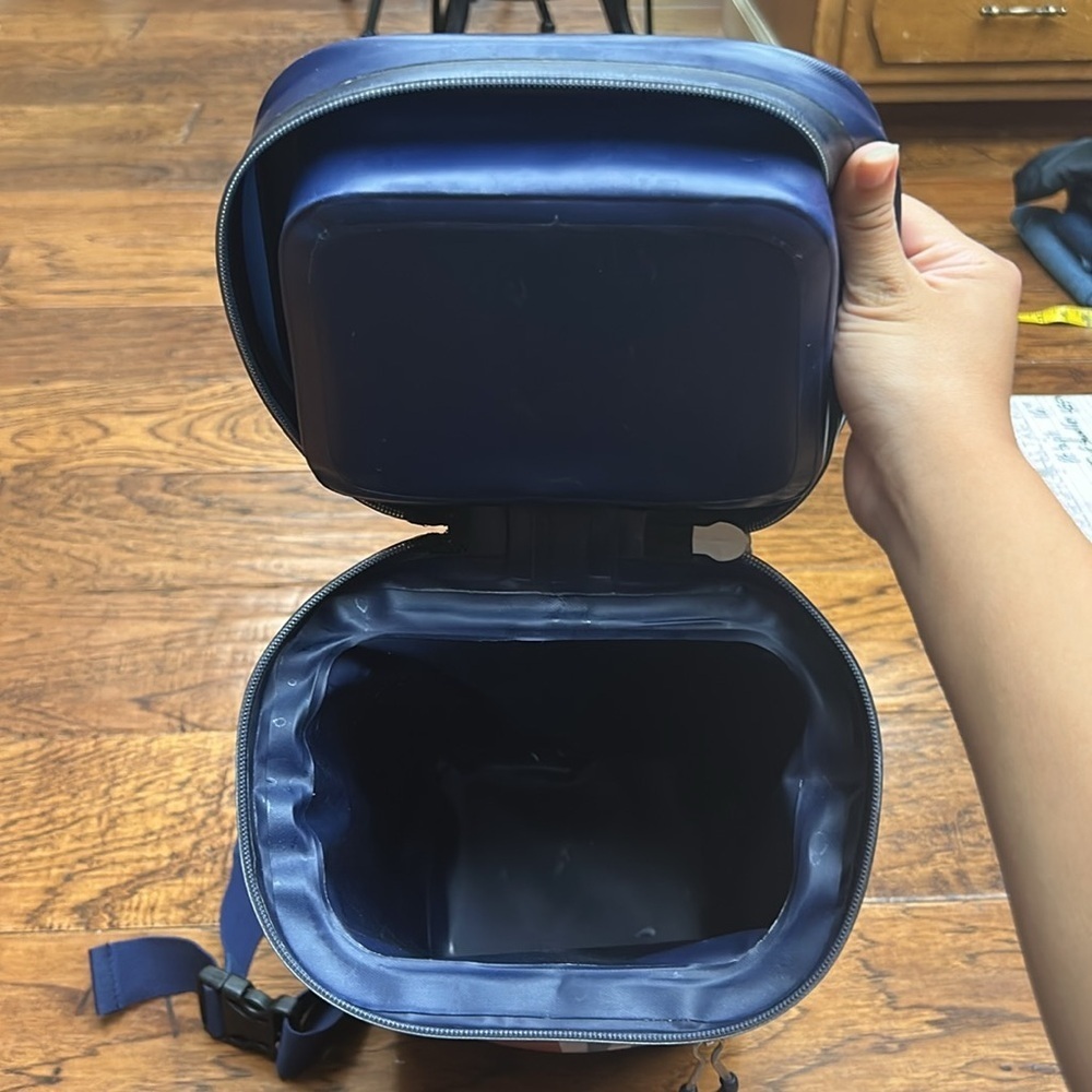 Vineyard Vines 10 Can capacity cooler - Picture 5 of 8